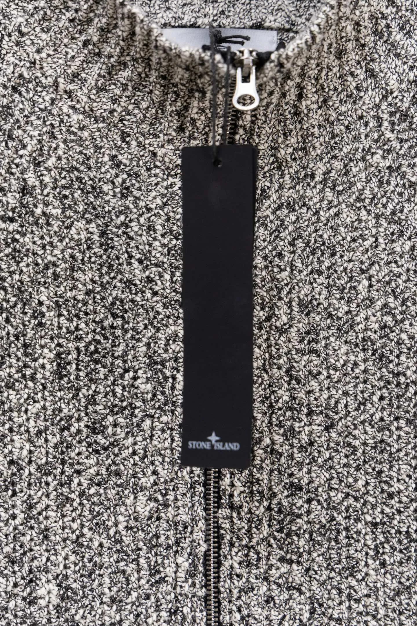 P370 STONE ISLAND 26 new autumn and winter sweater zipper armband jacket, warm and thick cardigan, same style for men and women!!! Stoneisland Coral Jacket🍂Knitted jacket is a must-have for autumn, easy to wear✨ Customized coral velvet fabric, super thick, very weighty, overall very warm and soft, ok to wear alone, with a white base inside = perfect match, simple and high-end feeling✨ Wear it casually and still feel relaxed, a must-have for fashionable men and women! Color: Premium Gray Size: S M L